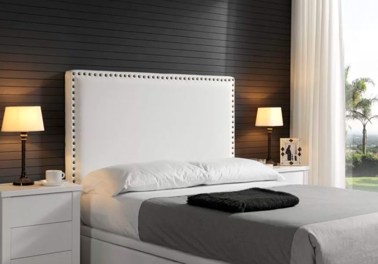 cabecera-de-cama-con-tachuelas-doradas