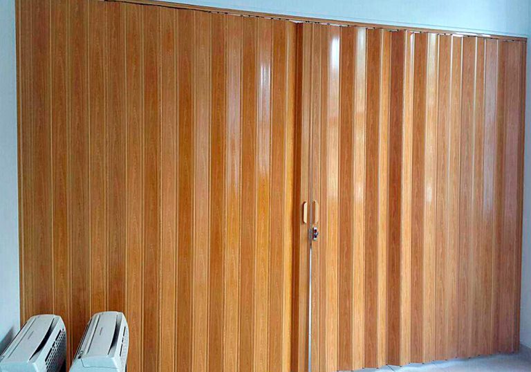 puerta-plegable-de-pvc-color-cedro