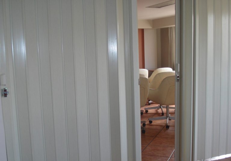 puerta-plegable-en-pvc-para-oficinas